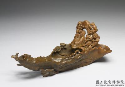 图片[3]-Carved rhinoceros horn in the shape of a figure riding raft, You Tong (1662-1722), Qing dynasty (1644-1911)-China Archive